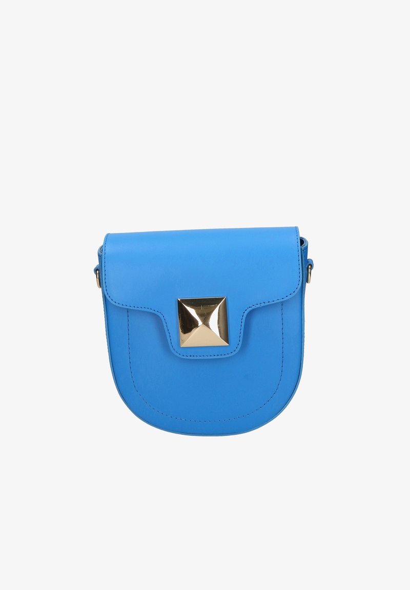 Sac bandoulière en cuir bleu avec rabat arrondi et grande boucle carrée en métal doré au centre.