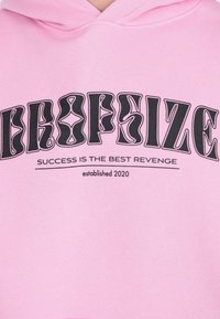 Rosa Kapuzenpullover mit "BROPSIZE" in großen stilisierten Buchstaben, "ERFOLG IST DIE BESTE RACHE" darunter und "etabliert 2020" in der Mitte unten.
