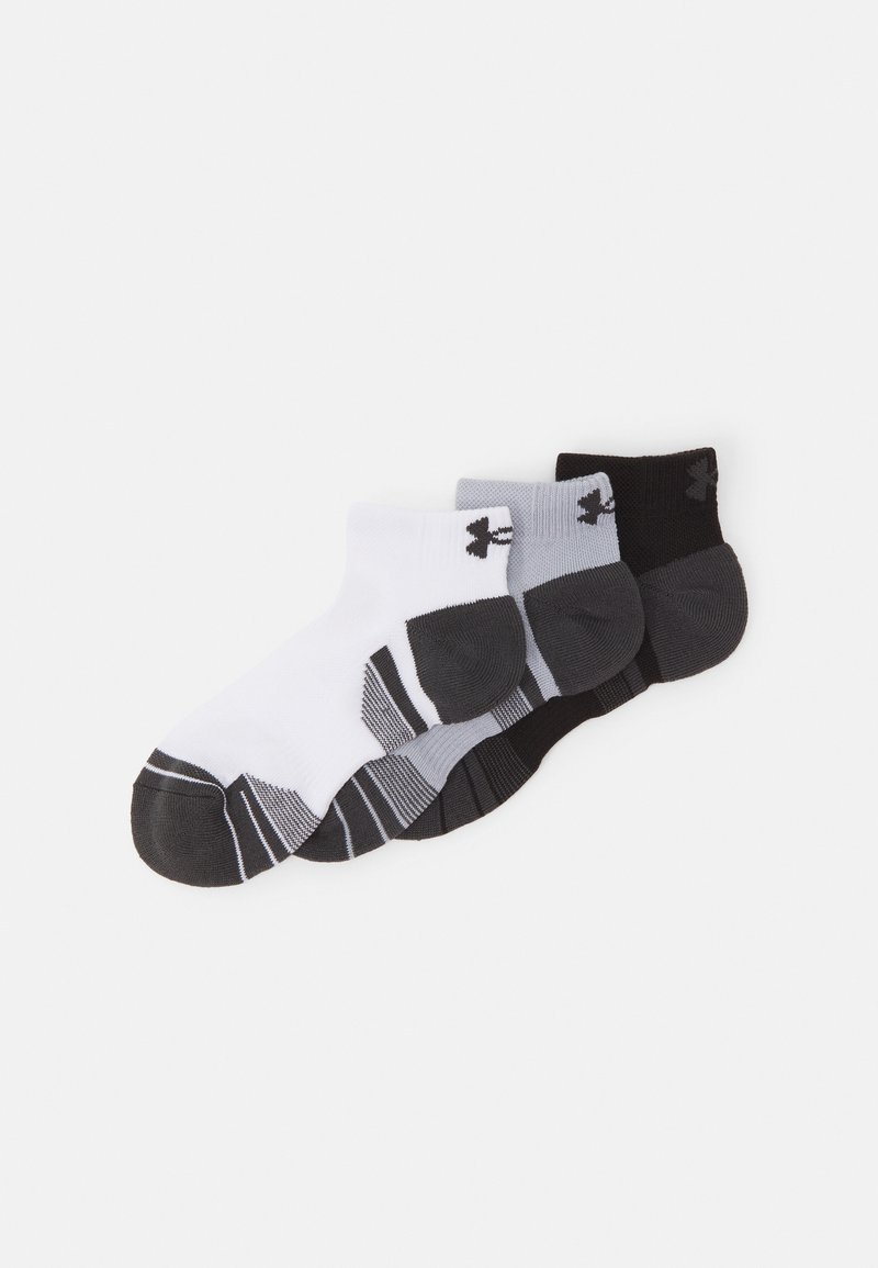 Três pares de meias de tornozelo nas cores branco, cinza e preto. Cada meia possui um bico reforçado, listras sutis e um logotipo na lateral.