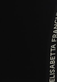 Tissu noir avec une texture lisse, présentant un logo blanc courant verticalement le long d'un côté. Design simple et épuré avec des lignes nettes.