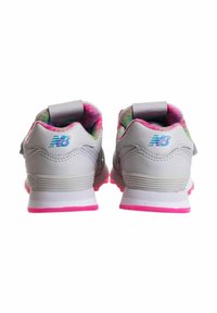 Scarpe atletiche grigie con accenti rosa, dotate di una tomaia testurizzata, collo imbottito e un motivo tie-dye sull'imbottitura interna.
