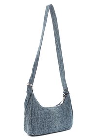 Blaues Denim-Schultertasche, mit geschwungener Form, verstellbarem Tragegurt und Reißverschluss mit silbernem Beschlag. Strukturierte Gewebedetails.