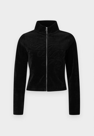 Melnā zip-up jaka, kas izgatavota no mīksta, grezna auduma. Iezīmēta ar augstu apkakli un embosētu logo uz krūtīm. Veidota pielāgotā piegriezumā ar garām piedurknēm.