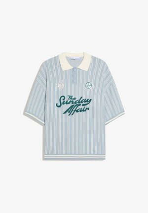 Hellblaues kurzärmeliges Strick-Poloshirt mit vertikalen weißen Streifen, cremefarbenem Kragen, drei Knöpfen und dem Schriftzug „The Sunday Affair“ in Dunkelgrün auf der Vorderseite.