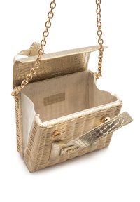 Bolso de cesta tejida en dorado brillante, con textura de cocodrilo, correa de cadena y parte superior abierta que muestra un interior beige.