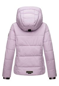 Ljuslila puffjacka med huva, med horisontell sömnad, en logotyp patch längst ner och svarta detaljer på ärmsluten och ärmarna.