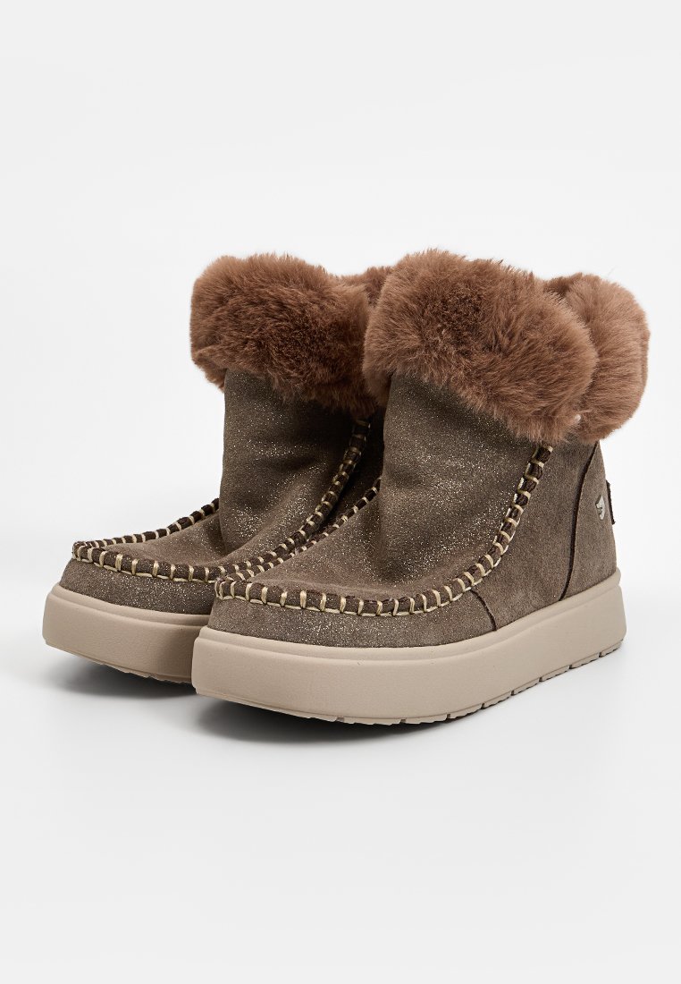 Braune Wildleder-Anschnallstiefel mit einem flauschigen braunen Kragen, bestickten Details und einer beigen Gummisohle. Die Oberfläche hat einen dezenten Glitzer-Effekt.