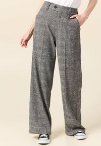 Pantalones de pierna ancha de cuadros grises con un tejido texturizado, que cuentan con una cintura alta, dos bolsillos laterales y un cierre de botón.