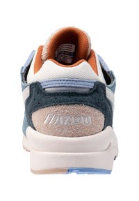 Sneakers Mizuno con collare imbottito, upper in suede e mesh, con accenti blu, beige e arancione, retro testurizzato e suola in gomma.