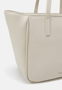 Calvin Klein REFINE BRAID - Velká kabelka - sand