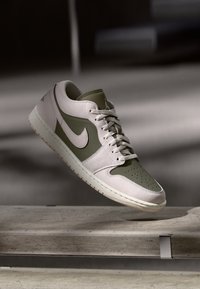 AIR JORDAN 1 UNISEX SE - Joggesko - med olive/light orewood brown/sail