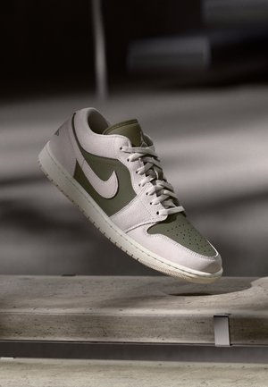 Jordan AIR JORDAN 1 UNISEX SE - Tenisice - med olive/light orewood brown/sail