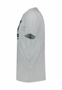 Camiseta de algodón gris de mangas cortas, que presenta un diseño gráfico negro en el frente y un dobladillo recto. La vista lateral muestra un ajuste relajado.