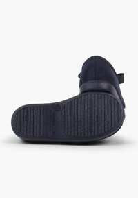 Calzature blu navy con suola in gomma texturizzata, dotate di una tomaia liscia e di un design sobrio. Include una fascia regolabile per la vestibilità.