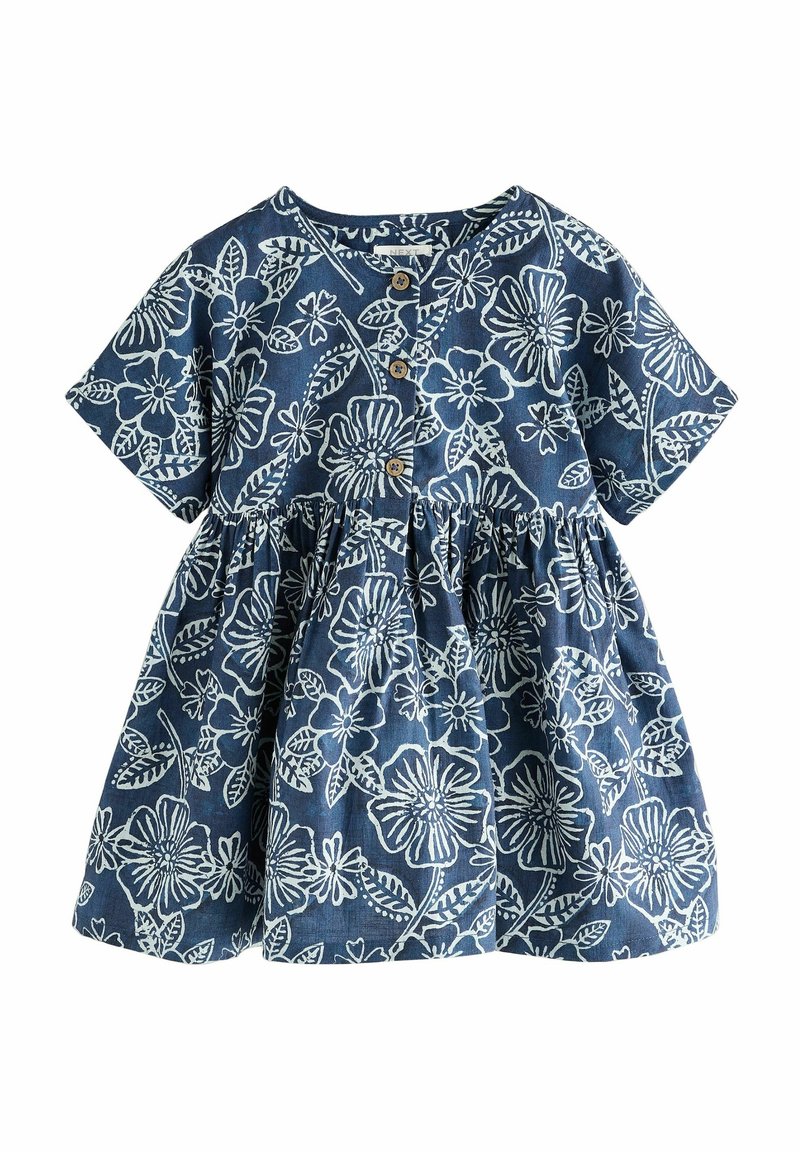Robe bleue à manches courtes avec imprimé floral blanc et trois boutons en bois sur le corsage avant, taille froncée.