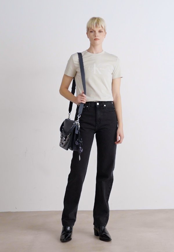 CHAIN SHOULDER BAG WITH CHARM DETAIL - Handbag3