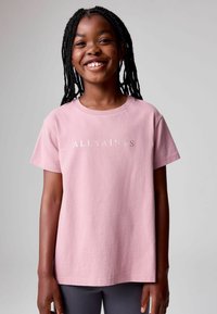 T-shirt in cotone rosa con scollo rotondo, maniche corte e logo stampato argento che recita "ALLSAINTS". Texture liscia e vestibilità comoda.