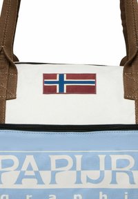 Borsa a tracolla marrone con accenti blu e bianchi. Presenta una toppa con la bandiera norvegese e una chiusura con zip, con manici texturizzati e una marcatura audace.