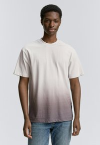 Korte mouwen T-shirt in een gradient patroon, dat overgaat van lichtcrème naar donkergrijs, gemaakt van zachte katoen. Heeft een ronde hals en een relaxte pasvorm.