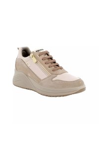 Scarpe sportive beige con una combinazione di texture liscia e scamosciata, dotate di una cerniera laterale e di una suola spessa e decorata.