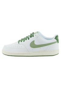 Weiße Leder-Sneaker mit grünen Akzenten, flachen Schnürsenkeln, perforierter Zehenspitze und Gummisohle. Mit einem sichtbaren Markenlogo an der Ferse.