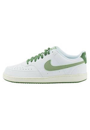 Weiße Leder-Sneaker mit grünen Akzenten, flachen Schnürsenkeln, perforierter Zehenspitze und Gummisohle. Mit einem sichtbaren Markenlogo an der Ferse.