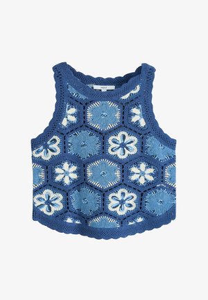 Blaues, gehäkeltes ärmelloses Oberteil mit floralen Sechseckmustern in verschiedenen Blautönen und Weiß, mit gewellten Rändern.