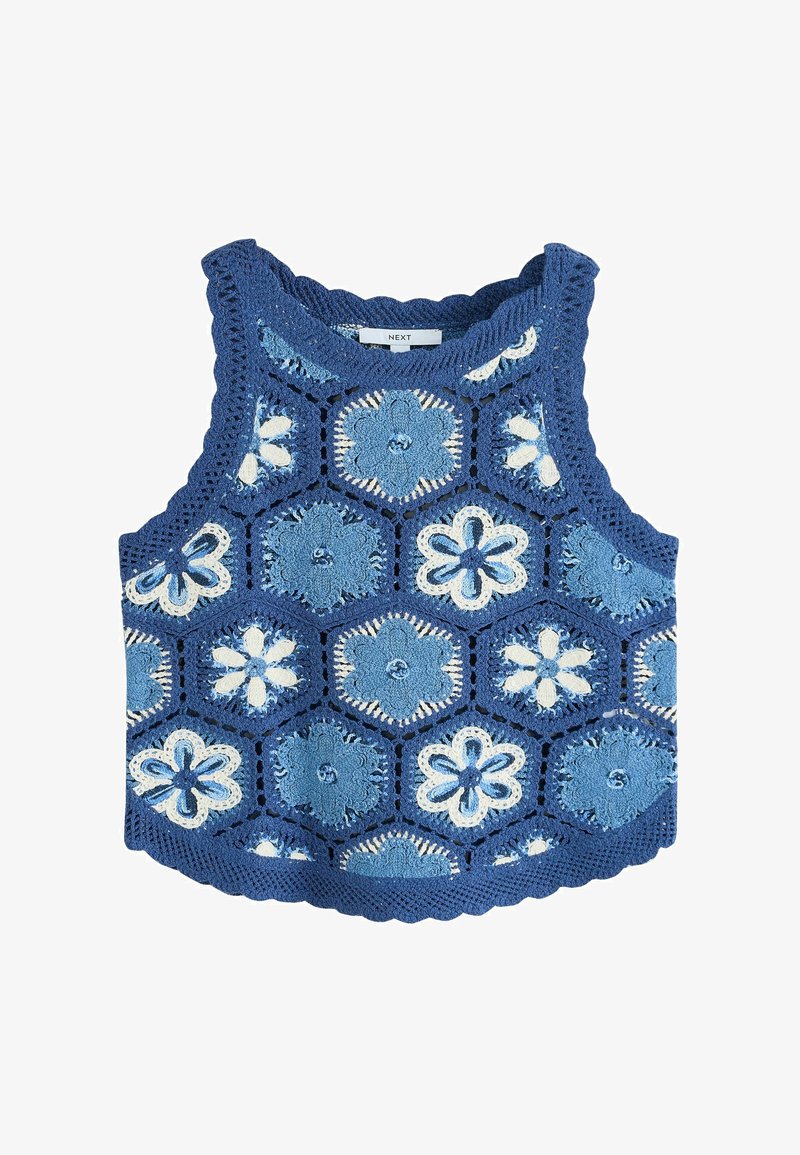 Plava kukičana majica bez rukava s cvjetnim heksagonalnim uzorcima u različitim nijansama plave i bijele boje, s valovitim rubovima.