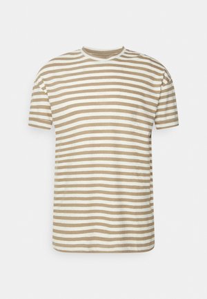 T-shirt rayé en coton beige et blanc, avec un col rond et des manches courtes. Les rayures horizontales sont régulièrement espacées sur le tissu.