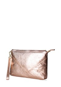 Clutch bag in rosè gold metallizzato con chiusura a zip, cinturino da polso e dettagli a cucitura diagonale. Texture liscia e forma rettangolare elegante.