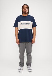 Jack & Jones JJELEGACY BLOCKING TEE O NECK - T-shirt print - navy