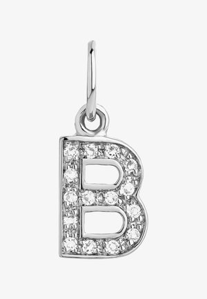 Colgante de letra "B" en plata adornado con piedras preciosas transparentes, con un acabado pulido, un lazo redondeado y un detalle superficial texturizado.