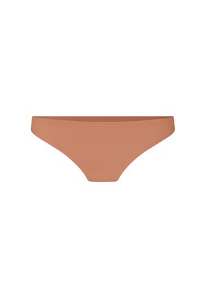 Naadloze bruine low-rise bikini-onderbroek met een gladde textuur, getoond tegen een witte achtergrond.