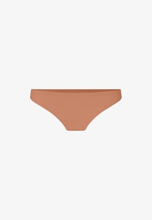 Naadloze bruine low-rise bikini-onderbroek met een gladde textuur, getoond tegen een witte achtergrond.