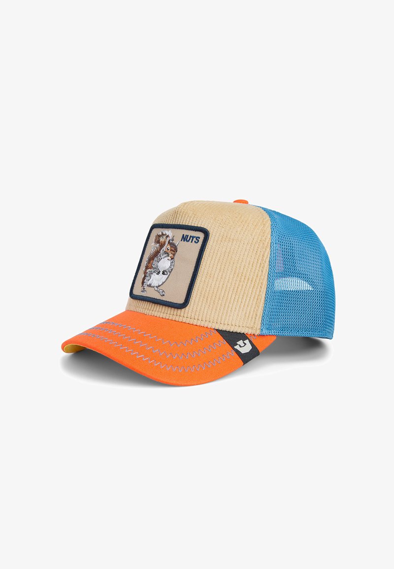 La gorra presenta un frente de corduroy beige, lados de malla azul y un visera naranja. Incluye un parche bordado de una ardilla y un detalle de costura en zigzag.