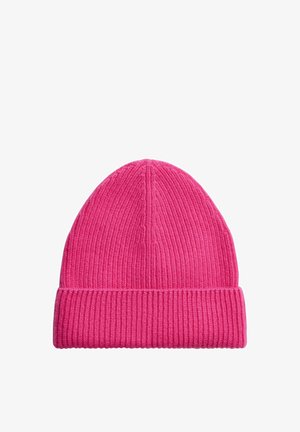 Różowa czapka z prążkowanym wzorem z podwiniętym mankietem, wykonana z miękkiego materiału dzianinowego, z pionowymi teksturowanymi wzorami na całej powierzchni.