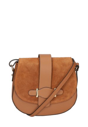Tan leren en suède schoudertas met een afgeronde vorm, een voorklep en een vergulde sluiting. Voorzien van een lange verstelbare schouderriem.