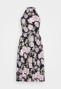 Vestido de alças com corpete justo e saia rodada, apresentando um tecido negro com padrões florais em rosa e verde e um cós ajustável.