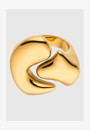 Złocona obrączka o płynnej, abstrakcyjnej formie. Gładka, wypolerowana powierzchnia z organicznymi kształtami i krzywiznami. Brak widocznych wzorów lub akcentów.