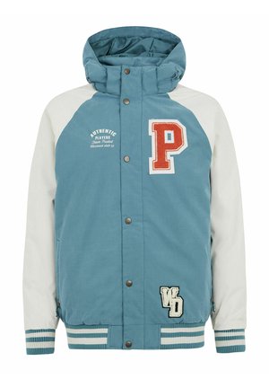 Chaqueta azul clara con mangas blancas. Presenta un gran parche rojo con la letra "P", texto bordado y puños a rayas. Incluye botones a presión y bolsillos.