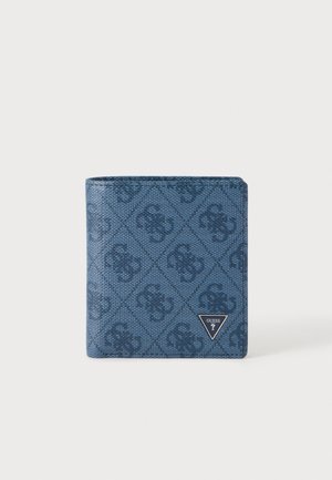 Portefeuille bleu texturé avec un motif répété et une petite plaque logo métallique triangulaire en bas à droite.