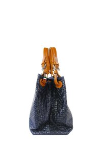 Marineblauwe leren handtas van gevlochten leer met een gestructureerd ruitpatroon en tan lederen schouderbanden. Bevat zilverkleurige metalen elementen en een decoratief label.