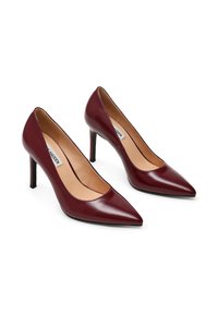 Décolleté in pelle bordeaux con una punta affusolata e una texture liscia. Presentano un tacco a spillo sottile e una soletta imbottita.