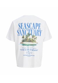 Άσπρο μπλουζάκι με μπλε κείμενο «Seascape Sanctuary» και γραφικά τροπικού νησιού, φοίνικες, νερό και φράσεις για τον παράδεισο στην πλάτη.