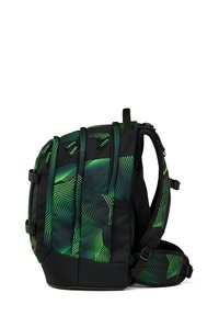 Schwarzer und grüner Rucksack mit geometrischem Muster, mehreren Reißverschlussfächern sowie gepolsterten, verstellbaren Schulter- und Hüftgurten.