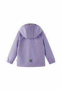 Veste légère violette avec une capuche, comportant des poignets élastiques et un petit logo en bas, présentée de dos.