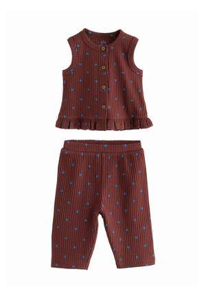 Brun ærmeløs ribbet outfit til småbørn med blå hjerte mønstre, knap-front top med flæsekant og matchende bukser med elastik i taljen.