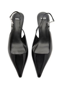 Černé lakované kožené slingback podpatky se špičatou špičkou, zakřiveným designem a stříbrným detailem s přezkou na kotníkovém pásku.