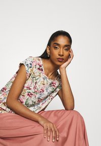 ONLY Blusa - cloud dancer