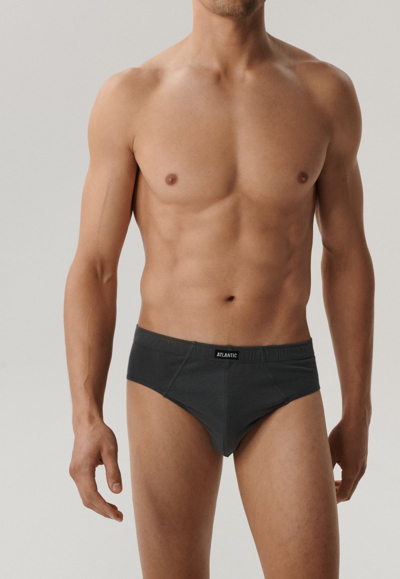 Szare męskie slipsy wykonane z miękkiego materiału, z markowym paskiem w talii i dopasowanym krojem, o klasycznym designie i gładkiej fakturze.